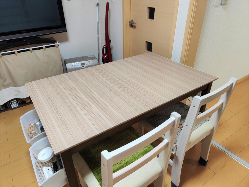 Diy お家のテーブルの柄を張り替えてみた 100均 トダログ それっぽい生活